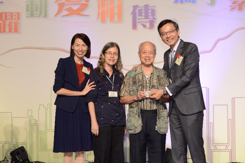The Director of Social Welfare, Ms Carol Yip (first left), and the Chairman of the Elderly Commission and Chairman of the Opportunities for the Elderly Project (OEP) Advisory Committee, Dr Lam Ching-choi (first right), present the Hong Kong Best OEP Champion Award (two-year project) to the Christian and Missionary Alliance Yau Lai Neighbourhood Elderly Centre at the 2016 Award Presentation Ceremony of the OEP today (September 30).