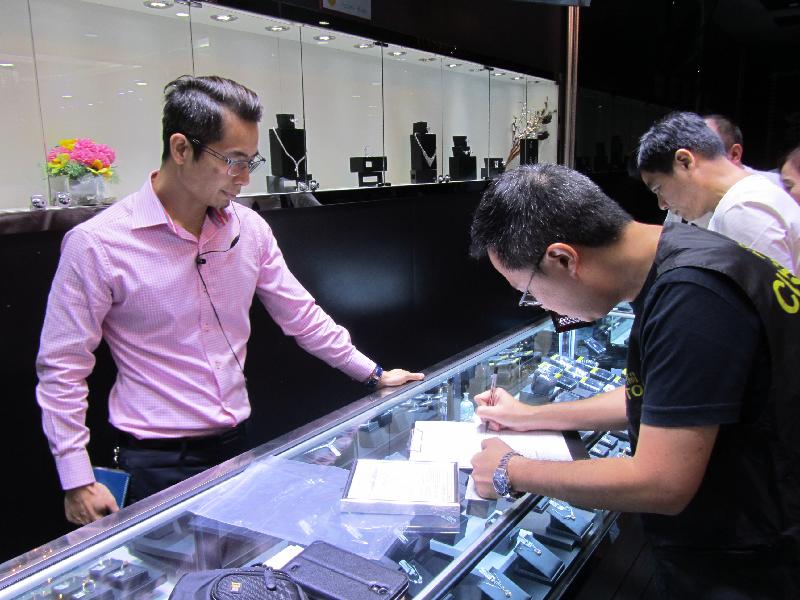 The Customs and Excise Department (C&ED) has launched an operation codenamed "Argus" for the October 1 National Day period to enhance consumer protection for tourists, including conducting patrols at shopping hotspots for tour groups as well as at dried seafood shops, drugstores and jewellery shops. Photo shows Customs officers conducting patrol at a shop where visitors are taken by group tour operators.