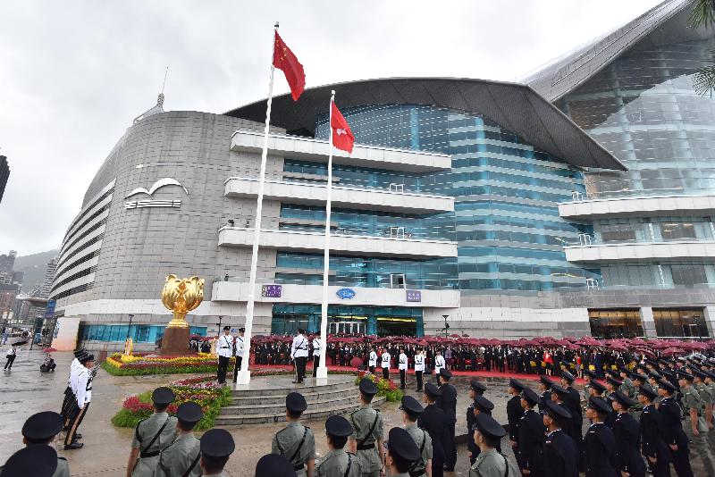 The Chief Executive, Mr C Y Leung, attended the flag-raising ceremony in celebration of the 67th anniversary of the founding of the People's Republic of China at Golden Bauhinia Square in Wan Chai this morning (October 1). Senior government officials, members of uniformed groups and community groups and other guests also attended the ceremony.