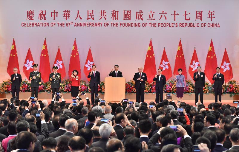 The Chief Executive, Mr C Y Leung, hosted a reception in celebration of the 67th anniversary of the founding of the People's Republic of China at the Grand Hall of the Hong Kong Convention and Exhibition Centre this morning (October 1). Photo shows (from left) the Convenor of the Non-official Members of the Executive Council, Mr Lam Woon-kwong; the Political Commissar of the Chinese People's Liberation Army (PLA) Hong Kong Garrison, Mr Yue Shixin; the Commander-in-chief of the PLA Hong Kong Garrison, Mr Tan Benhong; the Acting Commissioner of the Ministry of Foreign Affairs of the People's Republic of China in the Hong Kong Special Administrative Region (HKSAR), Madam Tong Xiaoling; the Director of the Liaison Office of the Central People's Government in the HKSAR, Mr Zhang Xiaoming; Mr Leung; the Chief Justice of the Court of Final Appeal, Mr Geoffrey Ma Tao-li; former Chief Executive Mr Donald Tsang; the Chief Secretary for Administration, Mrs Carrie Lam; the Financial Secretary, Mr John C Tsang; and the Secretary for Justice, Mr Rimsky Yuen, SC, proposing a toast at the reception.