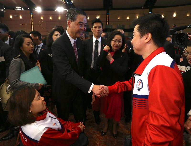 The Chief Executive, Mr C Y Leung (fourth right), chats with guests at a reception in celebration of the 67th anniversary of the founding of the People's Republic of China at the Grand Hall of the Hong Kong Convention and Exhibition Centre this morning (October 1).