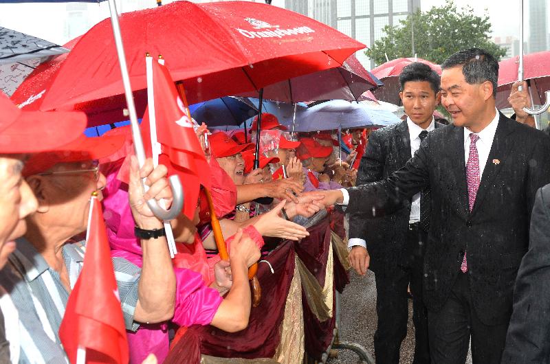 行政長官梁振英（右一）今早（十月一日）在灣仔金紫荊廣場出席慶祝中華人民共和國成立六十七周年升旗儀式前與市民握手。