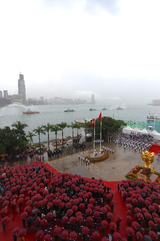 今早（十月一日）在湾仔金紫荆广场举行的庆祝中华人民共和国成立六十七周年升旗仪式上，纪律部队在海上敬礼。 
