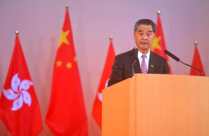 行政長官梁振英今早（十月一日）在香港會議展覽中心大會堂主持慶祝中華人民共和國成立六十七周年酒會，並在酒會上致辭。