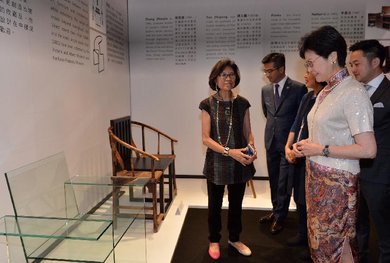 The Chief Secretary for Administration, Mrs Carrie Lam (second right), tours the exhibition at Fine Art Asia 2016 this afternoon (October 1) at the Hong Kong Convention and Exhibition Centre.
