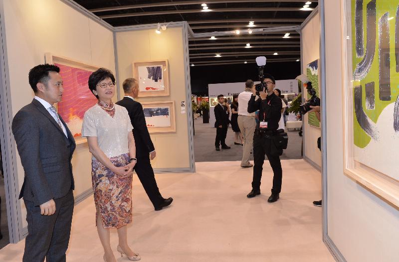 The Chief Secretary for Administration, Mrs Carrie Lam (second left), tours the exhibition at Fine Art Asia 2016 this afternoon (October 1) at the Hong Kong Convention and Exhibition Centre.