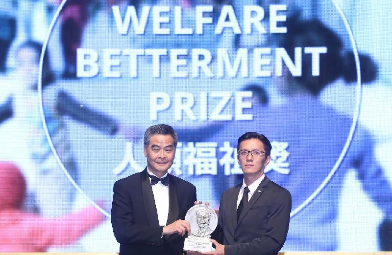The Chief Executive, Mr C Y Leung, attended the Lui Che Woo Prize - Prize for World Civilisation Inaugural Prize Presentation Ceremony at the Hong Kong Convention and Exhibition Centre this evening (October 3). Photo shows Mr Leung (left) presenting the Welfare Betterment Prize to a representative of the Laureate, Médecins Sans Frontières (right).

