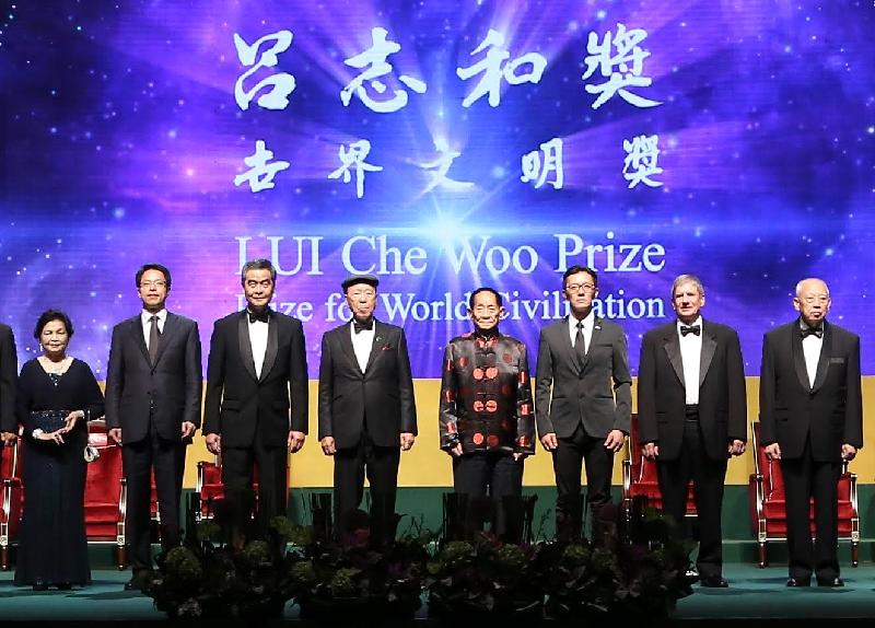 The Chief Executive, Mr C Y Leung, attended the Lui Che Woo Prize - Prize for World Civilisation Inaugural Prize Presentation Ceremony at the Hong Kong Convention and Exhibition Centre this evening (October 3). Mr Leung (third left) is pictured with the Founder and Chairman of the Board of Governors cum Prize Council of Lui Che Woo Prize, Dr Lui Che-woo (fourth left), and his wife, Mrs Lui Chiu Kam-ping (first left); the Vice Chairman of the National Committee of the Chinese People's Political Consultative Conference, Mr Tung Chee Hwa (first right); the Director of the Liaison Office of the Central People's Government in the Hong Kong Special Administrative Region, Mr Zhang Xiaoming (second left); the Laureate of the Sustainability Prize, Professor Yuan Longping (fourth right); the representative of the Welfare Betterment Prize Laureate, Médecins Sans Frontières (third right); and the representative of the Positive Energy Prize Laureate, Mr Jimmy Carter (second right), at the ceremony.