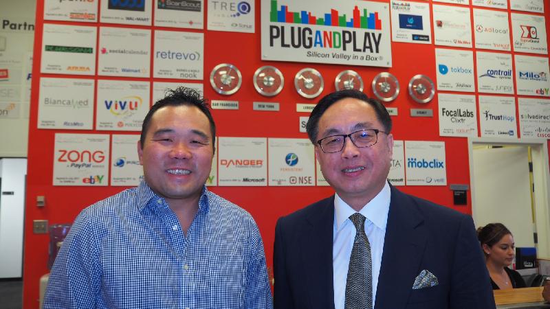 创新及科技局局长杨伟雄（右）今日（三藩巿时间十月三日）在矽谷参观Plug and Play Tech Center，并与Plug and Play国际营运高级副总裁Jupe Tan（左）会面。