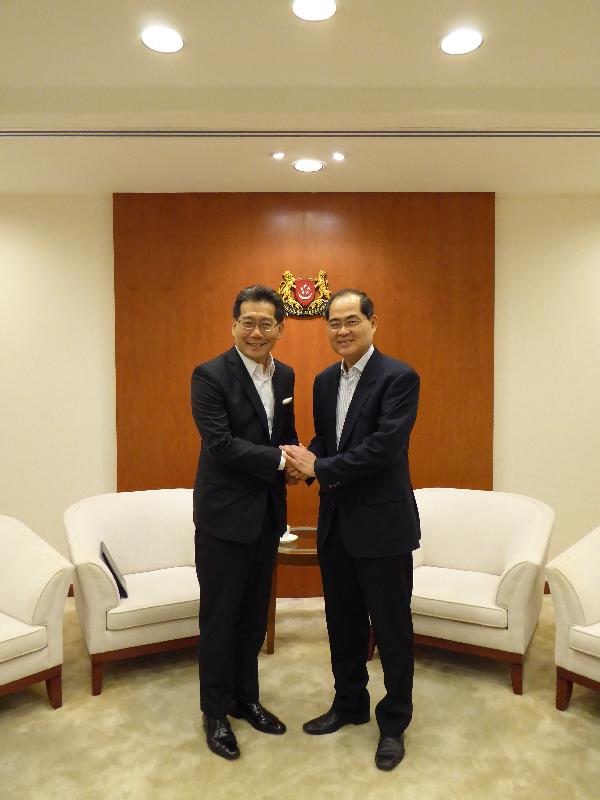 商務及經濟發展局局長蘇錦樑（左）今日（十月四日）在新加坡與新加坡貿工部部長林勛強會面，討論中國香港—東盟自由貿易協定談判的進展。