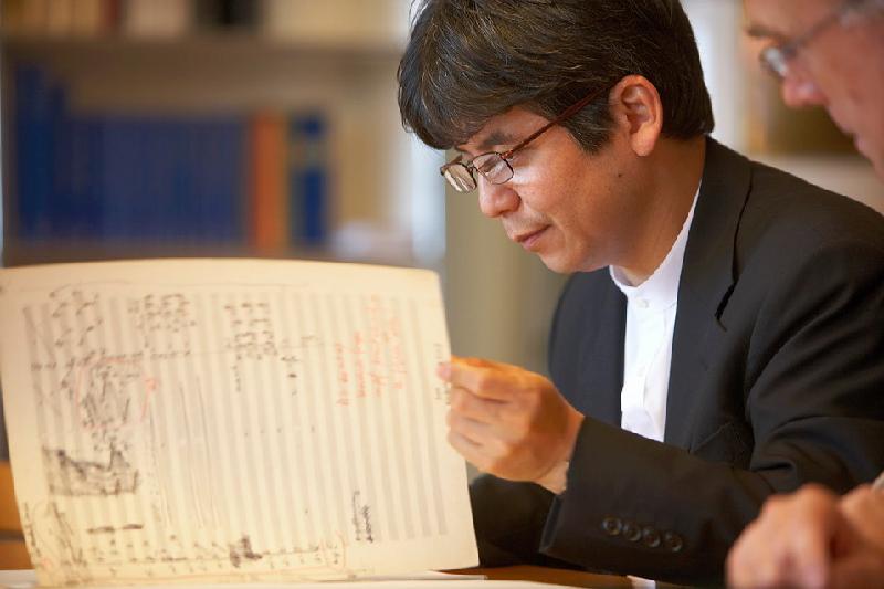 細川俊夫為日本當代最傑出作曲家之一，他擷取能劇的精髓，為「新視野藝術節」開幕節目《松風》譜寫極具戲劇張力的音樂。
