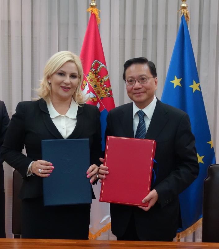 運輸及房屋局局長張炳良教授（右）於十月四日（貝爾格萊德時間）在塞爾維亞貝爾格萊德與塞爾維亞副總理兼建設、交通和基礎設施部長Zorana Mihajlović教授（左）簽署民用航空運輸協定後交換文件。這是香港與海外民航夥伴簽署的第六十五份民用航空運輸協定。塞爾維亞是「一帶一路」的沿線國家，香港與塞爾維亞在簽署協定後將會建立直航航班，為兩地的合作在「一帶一路」框架下帶來新機遇。