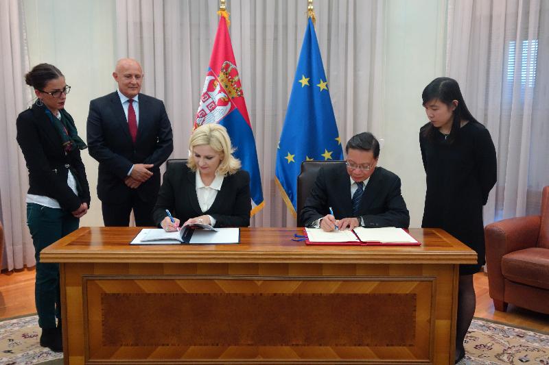 The Secretary for Transport and Housing, Professor Anthony Cheung Bing-leung (second right), and the Deputy Prime Minister and Minister for Construction, Transport and Infrastructure of the Republic of Serbia, Professor Zorana Mihajlović (third left), sign an air services agreement in Belgrade, Serbia, on October 4 (Belgrade time). The agreement provides a legal framework for establishing air links between Hong Kong and Serbia, which will promote economic development and cultural exchanges between the two places.
