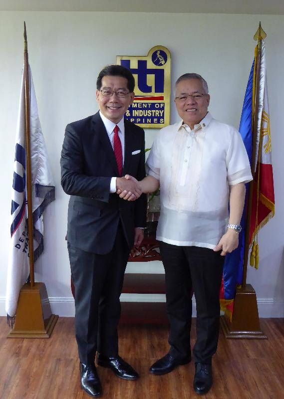 商務及經濟發展局局長蘇錦樑（左）今日（十月五日）在菲律賓馬尼拉會晤菲律賓貿易和工業部部長Ramon Lopez，就中國香港—東盟自由貿易協定談判的進展交流意見。