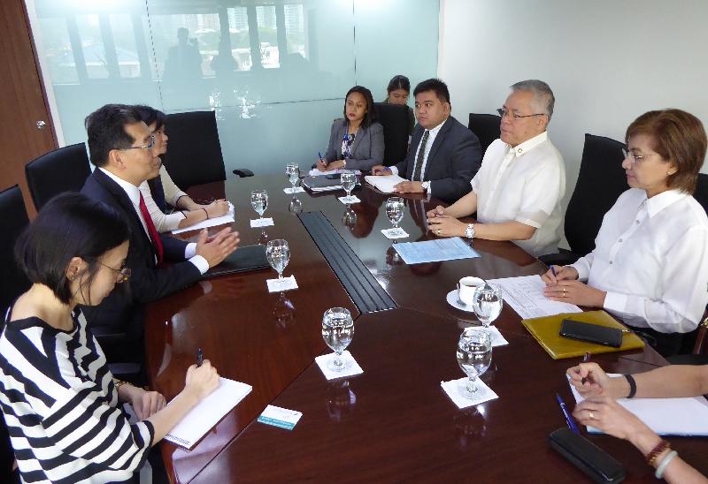 商务及经济发展局局长苏锦梁（左二）今日（十月五日）在菲律宾马尼拉与菲律宾贸易和工业部部长Ramon Lopez（右二）举行会议，就中国香港—东盟自由贸易协定谈判的进展交流意见。