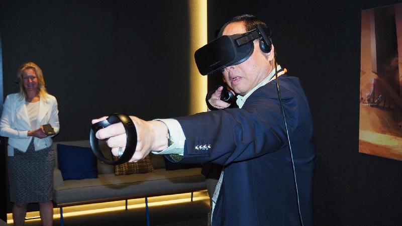 創新及科技局局長楊偉雄（右）今日（三藩巿時間十月四日）在美國矽谷Facebook總部體驗Oculus Rift虛擬實境裝置。虛擬實境用途廣泛，不限於遊戲。