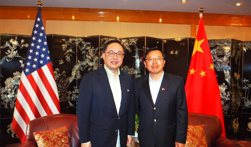 創新及科技局局長楊偉雄（左）今日下午（三藩巿時間十月四日）到中國駐舊金山總領事館，與副總領事鄧繁華（右）禮節性會面。
