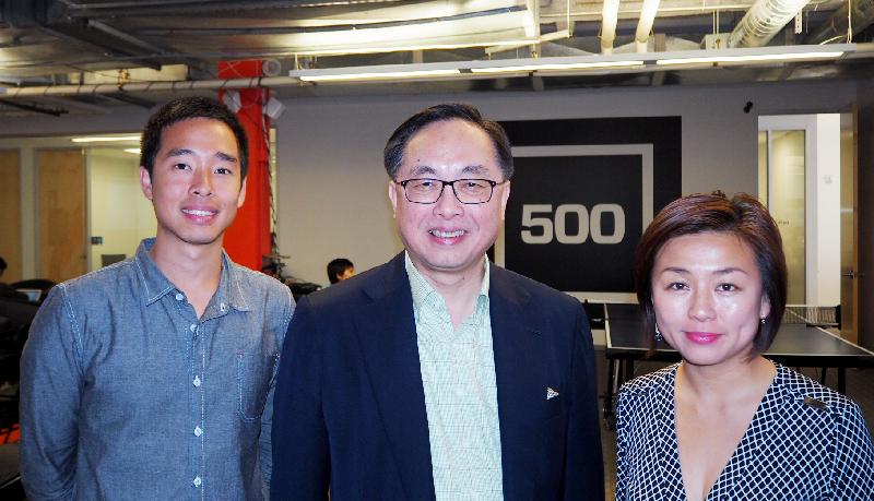 創新及科技局局長楊偉雄（中）今日下午（三藩巿時間十月四日）參觀美國三藩市的500 Startups，並與合夥人楊佩珊 （右）合照。