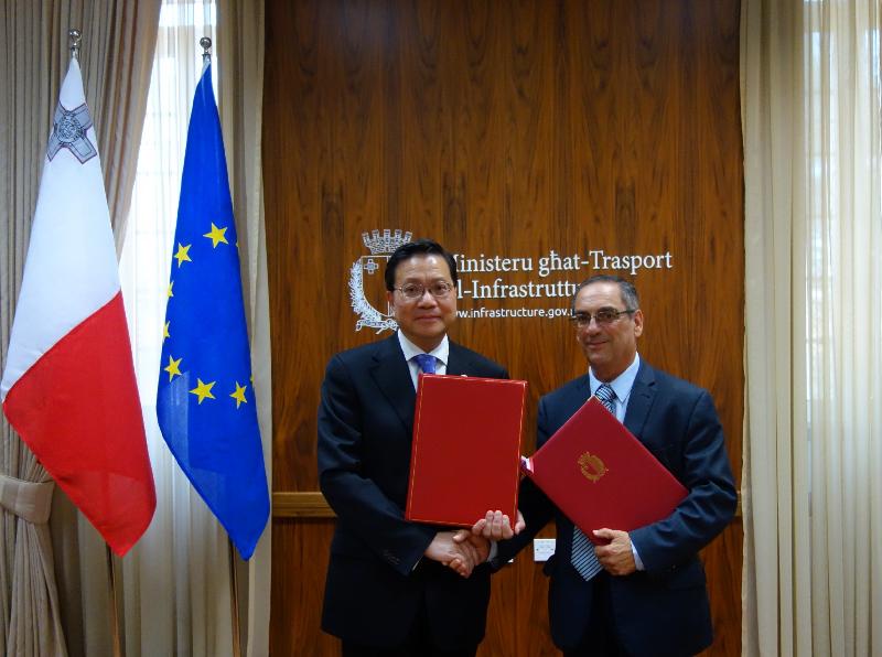 The Secretary for Transport and Housing, Professor Anthony Cheung Bing-leung (left), exchanges the signed air services agreement with the Minister for Transport and Infrastructure of the Republic of Malta, Mr Joe Mizzi, in Valletta, Malta on October 5 (Valletta time). The deal provides a legal framework for establishing air links between Hong Kong and Malta, which will promote economic development and cultural exchanges between the two places.
