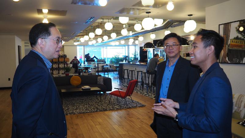 创新及科技局局长杨伟雄（左）今日（三藩市时间十月五日）上午在美国三藩市参观WeWork的共用工作间，加深认识共用工作间的急速发展情况。