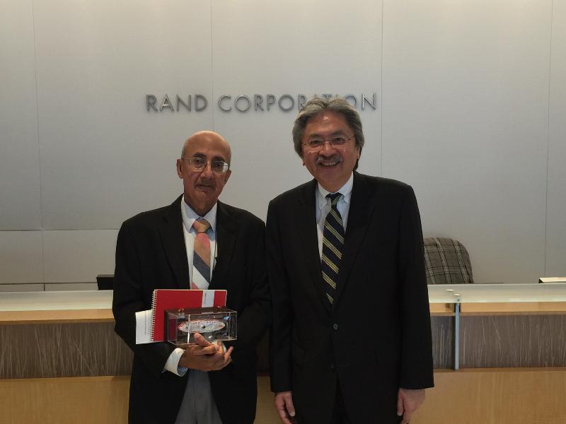 財政司司長曾俊華（右）今日（洛杉磯時間十月五日）在美國到訪智庫組織蘭德公司，並與蘭德亞太政策中心主任 Rafiq Dossani（左）合照。