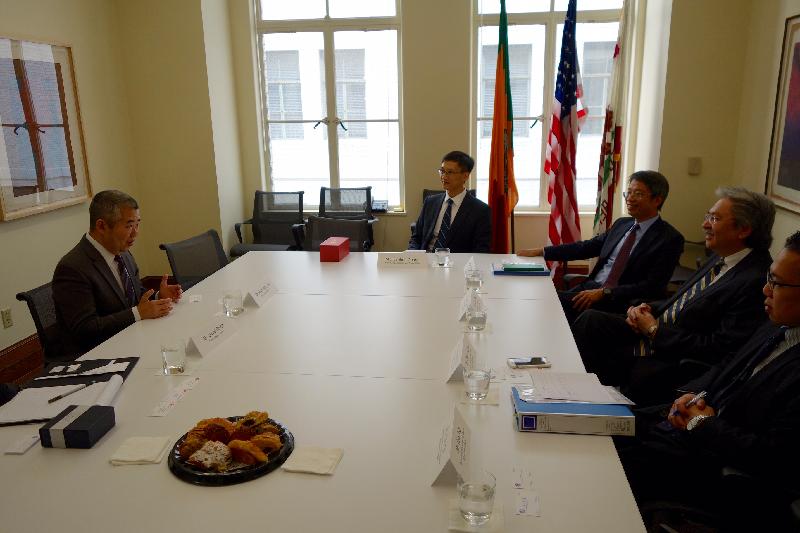 The Financial Secretary, Mr John C Tsang (second right), today (October 5, Los Angeles time) meets with the Deputy Mayor for Economic Development of Los Angeles, Mr Raymond Chan (first left) in Los Angeles, the United States.