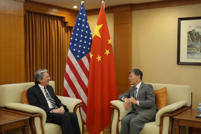 The Financial Secretary, Mr John C Tsang (left), today (October 5, Los Angeles time) calls on the Consul-General of the People's Republic of China in Los Angeles, Mr Liu Jian (right), in Los Angeles, the United States.