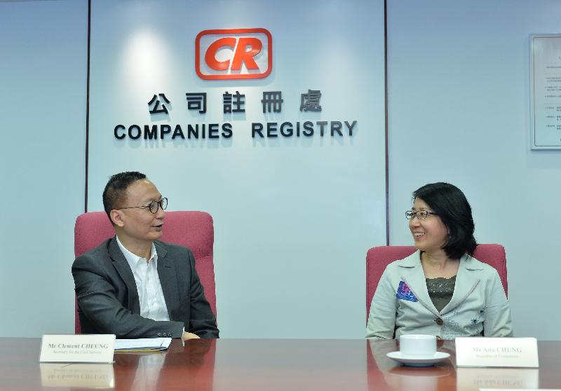 公務員事務局局長張雲正（左）今日（十月六日）到訪公司註冊處，他首先與公司註冊處處長鍾麗玲會面，了解部門的工作。