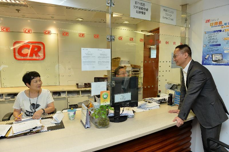 公务员事务局局长张云正（右）今日（十月六日）参观公司注册处公众查册部时，与询问处的职员交谈，了解他们的日常职责。