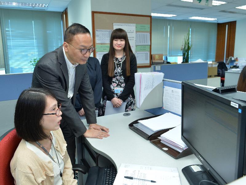 The Secretary for the Civil Service, Mr Clement Cheung (centre), today (October 6) visited the Company Formation and Enforcement Division of the Companies Registry to better understand how staff process applications for the incorporation of local limited companies and registration of non-Hong Kong companies, and de-register defunct solvent companies.
