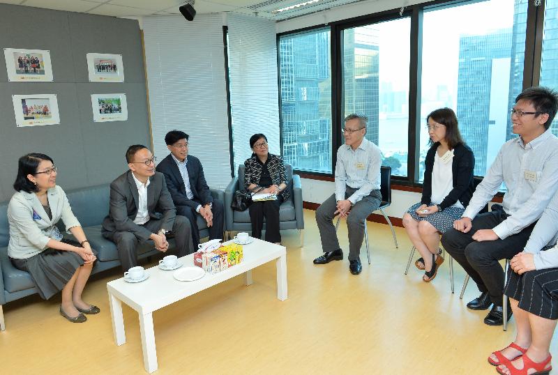 Accompanied by the Permanent Secretary for the Civil Service, Mr Thomas Chow (third left) and the Registrar of Companies, Ms Ada Chung (first left), the Secretary for the Civil Service, Mr Clement Cheung (second left), had a tea gathering with Companies Registry staff representatives of various grades today (October 6) and encouraged them to continue providing an efficient, cost-effective and quality service.