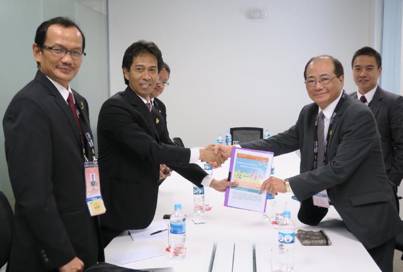 The Secretary for Education, Mr Eddie Ng Hak-kim (right), meets with the Head of the Indonesian delegation to the 6th Asia-Pacific Economic Cooperation Education Ministerial Meeting, Dr Totok Suprayitno (second left), in Lima, Peru, on October 5 (Lima time) to explore ways to enhance co-operation in education.