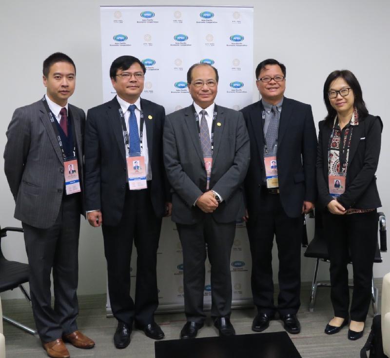 The Secretary for Education, Mr Eddie Ng Hak-kim (centre), is pictured with the Head of the Vietnamese delegation to the 6th Asia-Pacific Economic Cooperation Education Ministerial Meeting, Dr Tran Anh Tuan (second left), in Lima, Peru, on October 5 (Lima time) after they held a bilateral meeting.