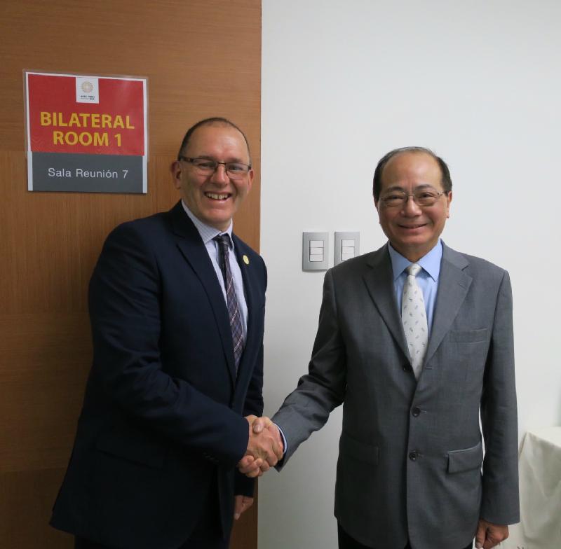 The Secretary for Education, Mr Eddie Ng Hak-kim (right), meets with the Head of the Australian delegation to the 6th Asia-Pacific Economic Cooperation Education Ministerial Meeting, Mr Adam Luckhurst (left), in Lima, Peru, on October 4 (Lima time) to discuss education issues of mutual concern.