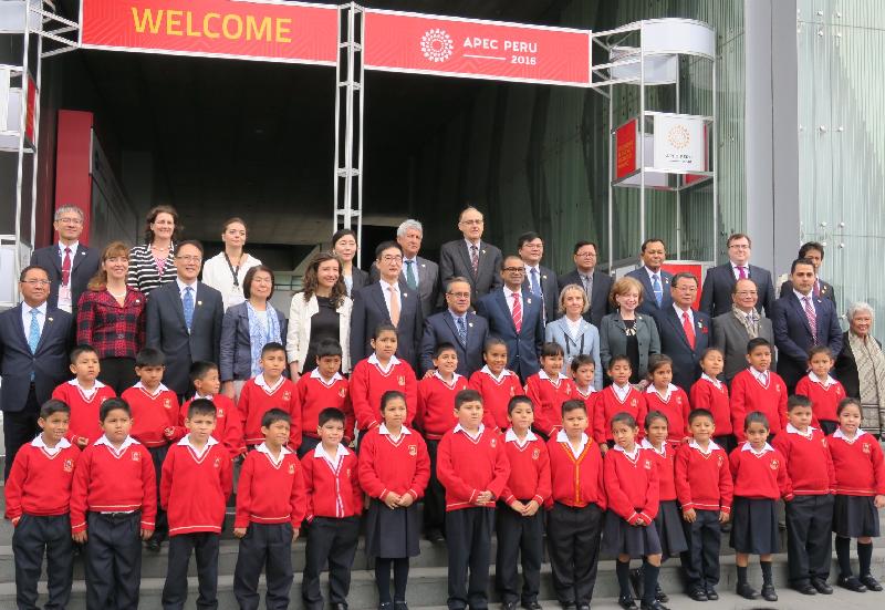 教育局局长吴克俭（第三排右三）十月五日（利马时间）与在秘鲁利马出席第六次亚太区经济合作组织教育部长会议的各代表团团长及当地学生合照。
