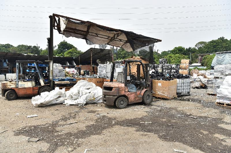 The Environmental Protection Department, the Fire Services Department, the Hong Kong Police Force and the Planning Department held a joint operation between September 26 and October 4 to conduct surprise inspections at a number of waste recycling sites in Hung Lung Hang in North District in the New Territories.