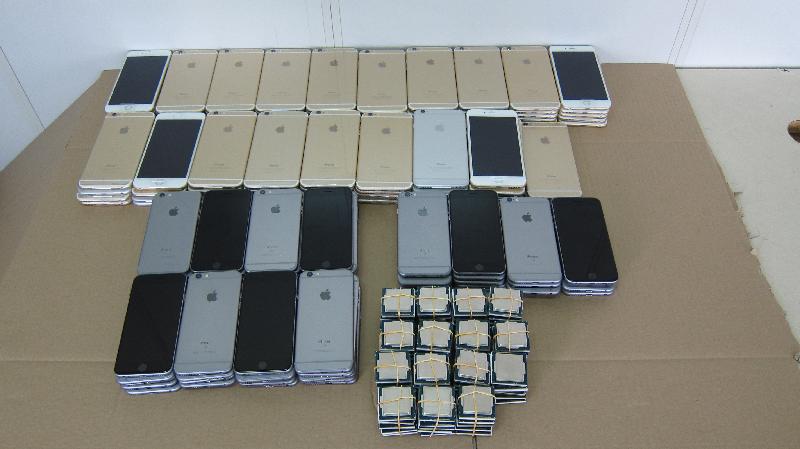 Hong Kong Customs yesterday (October 5) detected a suspected smuggling case at Lok Ma Chau Control Point and seized 152 unmanifested smartphones and 150 unmanifested computer central processing units with a total value of about $570,000.