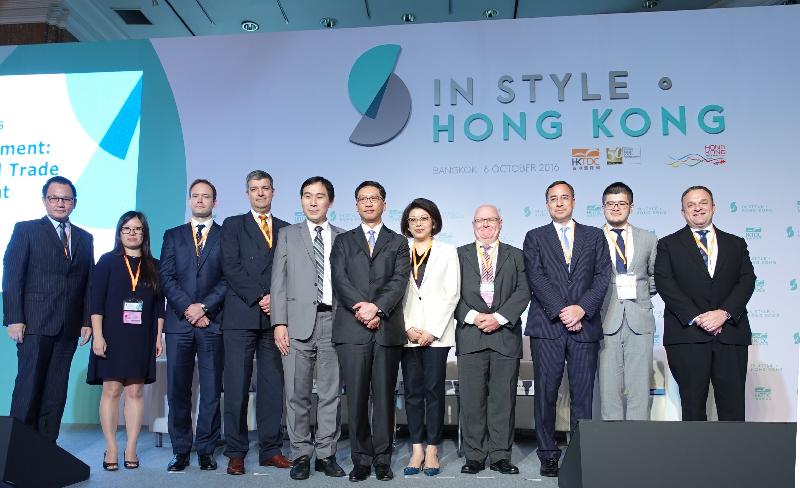 The Secretary for Justice, Mr Rimsky Yuen, SC (centre) in a group photo with the Managing Director of the Thailand Arbitration Center, Mr Pasit Asawawattanaporn (fifth from left), and speakers and moderators of the thematic session on " Legal Risk Management: Key to International Trade and Investment" in Bangkok, Thailand, today (October 6).
