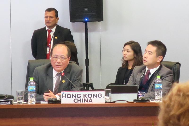 The Secretary for Education, Mr Eddie Ng Hak-kim (left, seated), gives a presentation on education in Hong Kong entitled "Facilitating Transition from Education to Work" at the 6th Asia-Pacific Economic Coopration Education Ministerial Meeting in Lima, Peru on October 6 (Lima time).
