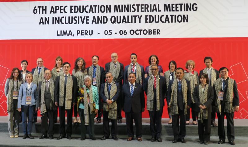 教育局局长吴克俭（前排左三）十月六日（利马时间）与在秘鲁利马出席第六次亚太区经济合作组织教育部长会议的各代表团团长合照。
