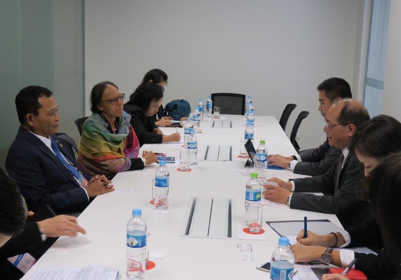 教育局局长吴克俭（右二）十月六日（利马时间）与同于秘鲁利马出席第六次亚太区经济合作组织教育部长会议的泰国教育部长Dapong Ratanasuwan将军（左一）举行双边会议。
