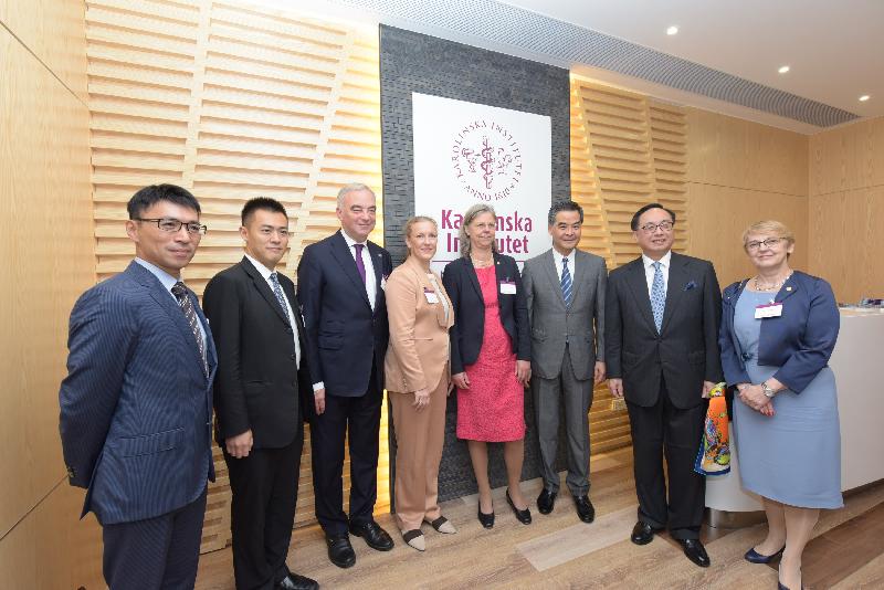 The Chief Executive, Mr C Y Leung, attended the Inauguration Ceremony of Ming Wai Lau Centre for Reparative Medicine, Karolinska Institutet this morning (October 7) at the Hong Kong Science Park. Photo shows Mr Leung (third right) touring the Centre with the Chairman of Chinese Estates Holdings Limited, Mr Lau Ming-wai (second left); the Chancellor of the Karolinska Institutet, Mr Lars Leijonborg (third left); the Secretary for Innovation and Technology, Mr Nicholas W Yang (second right); the Consul General of Sweden in Hong Kong, Ms Helena Storm (fourth left); and the Acting Vice-Chancellor of the Karolinska Institutet, Professor Karin Dahlman-Wright (fourth right).