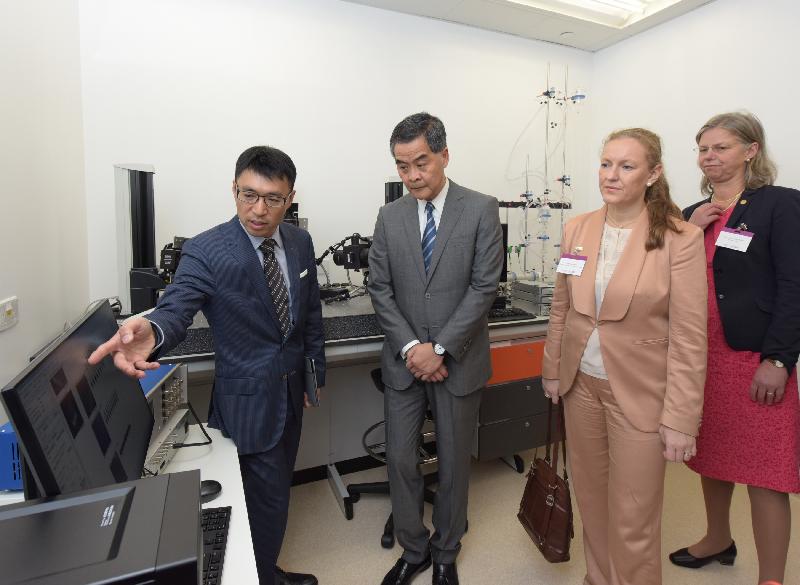 The Chief Executive, Mr C Y Leung, attended the Inauguration Ceremony of Ming Wai Lau Centre for Reparative Medicine, Karolinska Institutet this morning (October 7) at the Hong Kong Science Park. Photo shows Mr Leung (second left) touring the Centre.