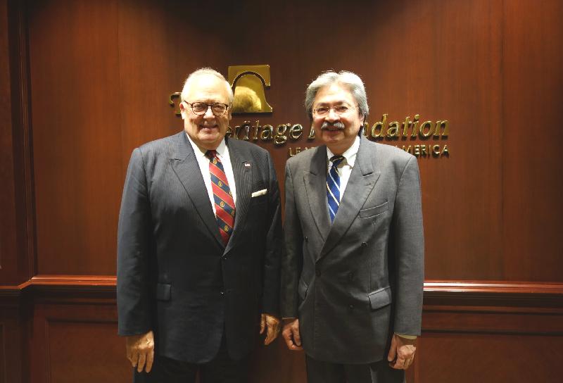The Financial Secretary, Mr John C Tsang (right), meets with the founder and former President of the Heritage Foundation, Dr Edwin Feulner (left), in Washington, DC, today (October 7, Washington, DC, time).

