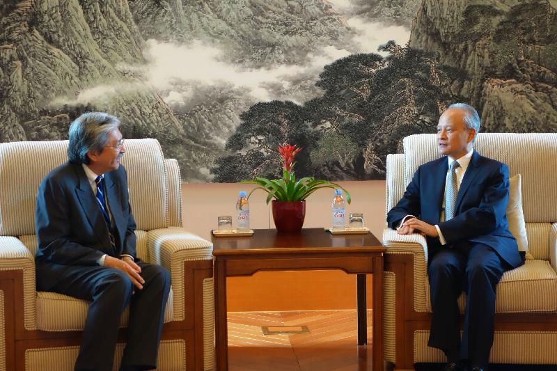 The Financial Secretary, Mr John C Tsang (left), pays a courtesy call on the Ambassador of the People’s Republic of China to the United States, Mr Cui Tiankai (right), in Washington, DC, today (October 7, Washington, DC, time).

