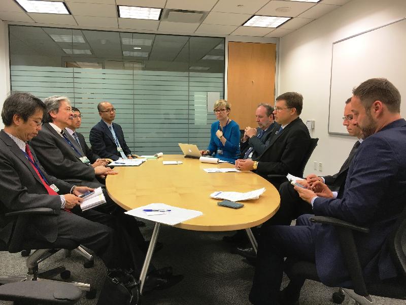 財政司司長曾俊華（左二）今日（華盛頓時間十月七日）在華盛頓與主管金融穩定的歐盟委員會副主席瓦爾迪斯．東布羅夫斯基斯（右三）會面。
