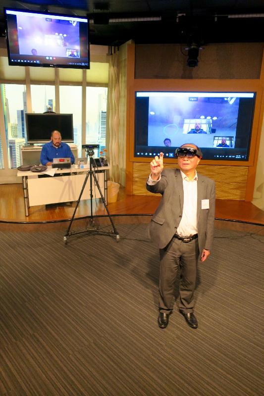 教育局局长吴克俭（右）今日（三藩市时间十月七日）访问美国矽谷，在微软技术中心亲自尝试穿戴式电脑，了解电子学习及创新教育的新发展。