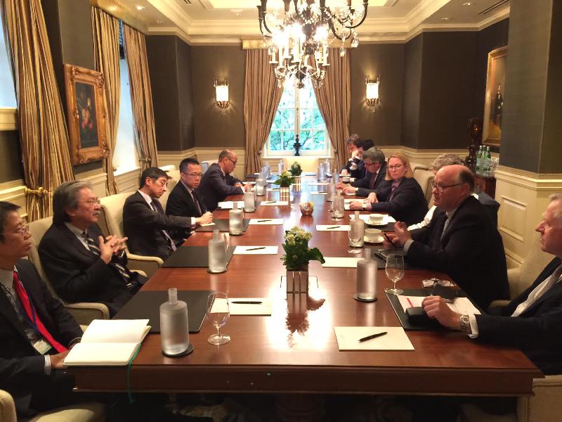 財政司司長曾俊華（左二）今日（華盛頓時間十月八日）在華盛頓與滙豐集團主席范智廉（右二）會面。