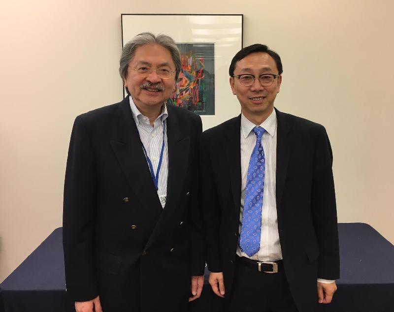 財政司司長曾俊華（左）今日（華盛頓時間十月八日）在華盛頓與國際貨幣基金組織副總裁張濤（右）會面。