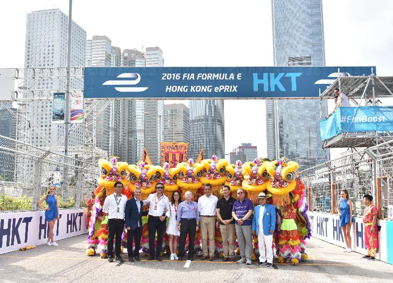 The Chief Executive, Mr C Y Leung, attended the 2016 FIA Formula E Hong Kong ePrix in Central today (October 9). Photos shows (from right) the President of the Hong Kong Automobile Association, Mr Lawrence Yu; the Chairman of the Hong Kong Tourism Board, Dr Peter Lam; the Secretary for Commerce and Economic Development, Mr Gregory So; Mr Leung; the President of Fédération Internationale de l'Automobile (FIA), Mr Jean Todt; actress Miss Michelle Yeoh; the Chief Executive Officer of FIA Formula E Championship, Mr Alejandro Agag; the Executive Director and Group Managing Director of HKT, Mr Alexander Arena; and the Chief Executive Officer of Formula Electric Racing (Hong Kong), Mr Alan Fang, officiate at the eye-dotting ceremony for the lion dance.